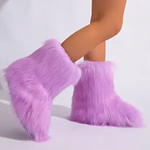 Vue détaillée de bottes de neige en fausse fourrure lavande moelleuses au style chic Y2K