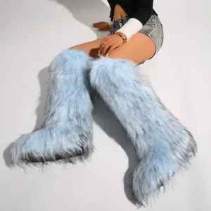 Detaillierte Nahaufnahme hellblauer Kniehoher Kunstpelz-Schneestiefel im Y2K-Wintermode-Stil