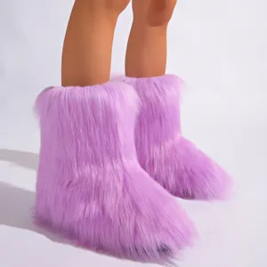 Gros plan sur des bottes de neige en fausse fourrure violette style Y2K très moelleuses.