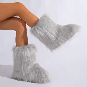 Détail de bottes de neige en fausse fourrure de renard gris clair de style tendance Y2K