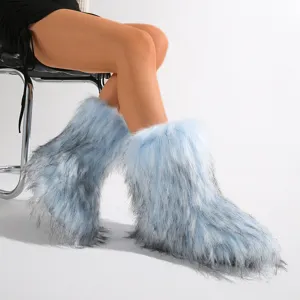 Detalle de las botas de nieve de piel sintética azul esponjosa, estilo Y2K mujer