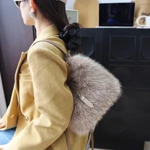 Asiatisches Model mit stilvoller khakifarbener Kunstpelz-Umhängetasche und Schnalle