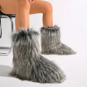 Vista detallada de botas de invierno de piel sintética gris esponjosa en estilo y2k de moda