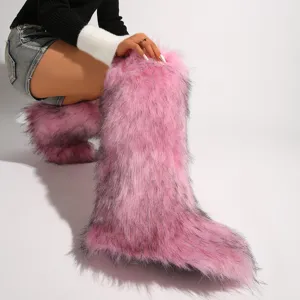 Detailansicht pinke Kunstpelz-Schneestiefel im modischen Y2K-Stil für den Winter
