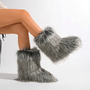 Vista detallada de botas de nieve de piel sintética gris para mujer en estilo invernal Y2K