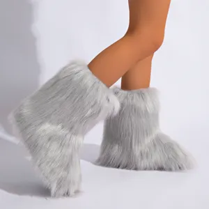 Détail des bottes de neige grises en fausse fourrure, style esthétique Y2K sur modèle.