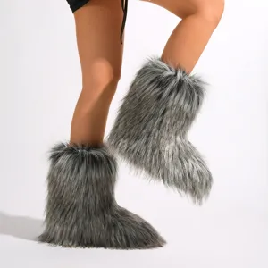 Detalle de botas de nieve de piel sintética gris para mujer con estilo Y2K y textura.