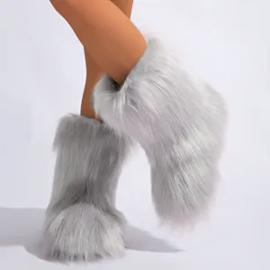 Gros plan sur des bottes de neige en fausse fourrure grise duveteuse style Y2K pour femmes