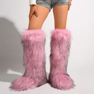 Nahaufnahme von hohen rosa Kunstpelzstiefeln im trendigen Y2K-Stil an einem Model