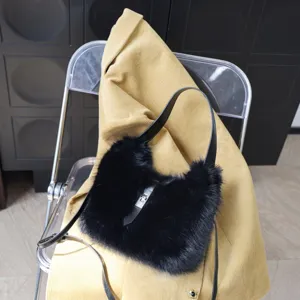 Luxuriöse schwarze Kunstpelz-Umhängetasche mit Silberverschluss auf Cordjacke