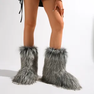 Vista detallada de elegantes botas de nieve de piel sintética gris para mujer moderna
