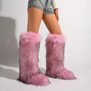 Detailansicht der modischen rosa Kunstpelz-Schneestiefel im angesagten Y2K-Stil
