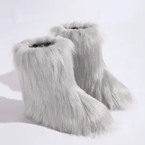 Détail macro de la fausse fourrure de renard grise sur bottes de neige Y2K