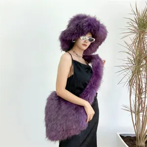 Ensemble chapeau bob en fausse fourrure violette et sac fourre-tout en forme de cœur.