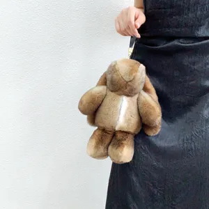 Détail montrant la texture douce de la fourrure du mignon porte-clés lapin en peluche.