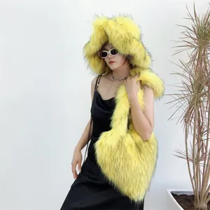Mannequin portant un bob en fausse fourrure jaune et un sac cœur assorti