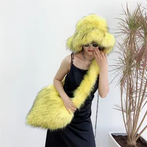 Ensemble élégant comprenant un bob en fausse fourrure jaune et un sac en forme de cœur assorti