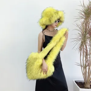 Ensemble chapeau bob et sac à bandoulière en forme de cœur en fausse fourrure jaune