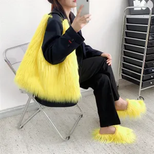Vista detallada del conjunto de bolso y zapatillas de pelo sintético amarillo