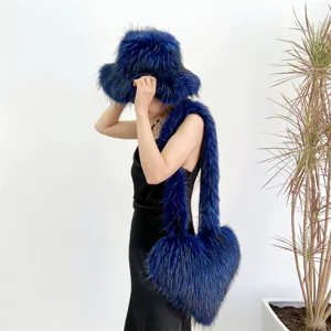 Mannequin portant un bob en fausse fourrure bleue et sac cœur assorti