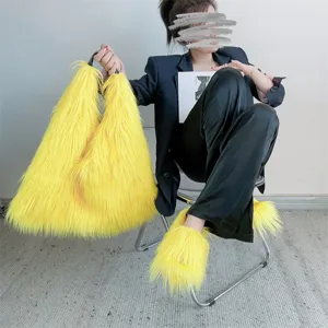 Conjunto Y2K de bolso tote y zapatillas de pelo largo sintético en color amarillo