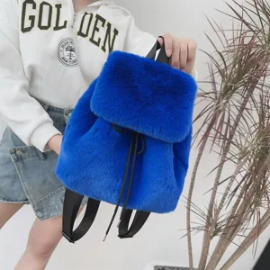 Detailansicht eines leuchtend blauen Kunstfell-Rucksacks mit Kordelzugverschluss
