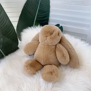 Vue détaillée d'un lapin en peluche doux fabriqué en fausse fourrure de haute qualité