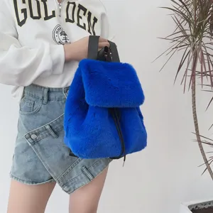 Detailansicht des leuchtend blauen Rucksacks aus Kaninchenfellimitat mit Kordelzug