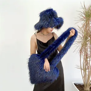 Détail de l'ensemble bonnet en fausse fourrure bleue et sac à main en peluche en forme de coeur