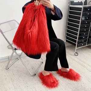 Bolso tote de piel sintética roja y zapatillas esponjosas a juego de estilo Y2K