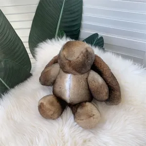 Détail en gros plan d'une peluche de lapin brun doux avec une texture de fourrure