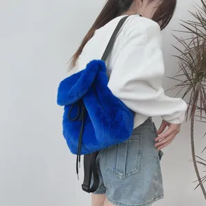 Detail eines hellblauen Plüschrucksacks mit weichem Kaninchenfell-Imitat und Kordelzug