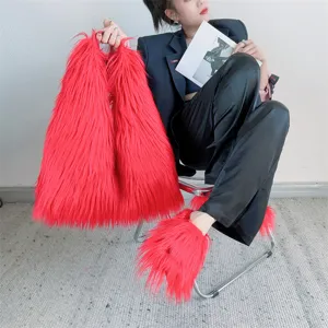Detalle del conjunto de bolso tote y zapatillas de piel sintética roja estilo Y2K