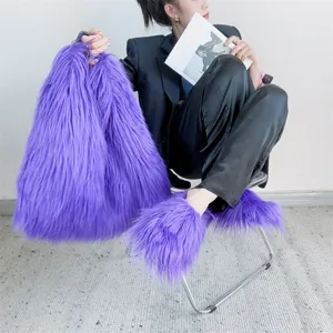 Modelo con zapatillas de pelo sintético morado y bolso tote de peluche a juego Y2K