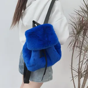 Rückansicht eines leuchtend blauen Rucksacks aus Kunstfell über einem weißen Hoodie.