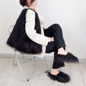Elegante conjunto de bolso tote y zapatillas de pelo sintético negro Y2K en una modelo