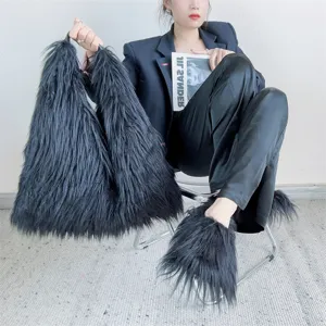 Detalle del conjunto de bolso tote de piel sintética negra y zapatillas de pelo largo