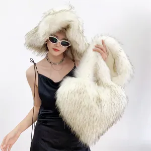 Détail d'un ensemble avec sac en forme de cœur et chapeau cloche en fausse fourrure