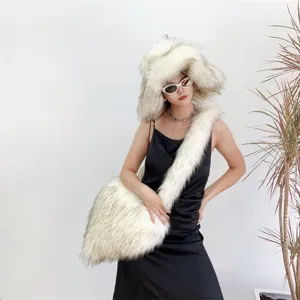 Vue détaillée de l'ensemble bonnet en fausse fourrure et sac bandoulière cœur assorti