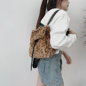 Leopardenmuster-Plüschrucksack mit Kordelzug, getragen von einer Studentin, modernes Design