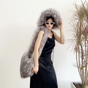 Mannequin portant un ensemble complet de chapeau et sac en fausse fourrure grise duveteuse