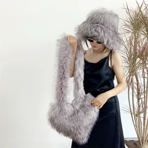 Ensemble assorti chapeau bob et grand sac bandoulière cœur en fausse fourrure pour femme