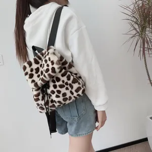Nahaufnahme eines Plüsch-Rucksacks mit Leopardenmuster auf dem Rücken getragen