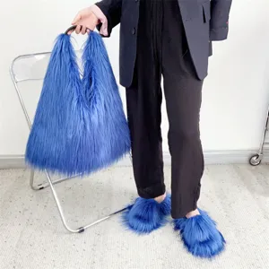 Set Y2K de bolso tote de pelo sintético azul eléctrico y zapatillas de estar por casa