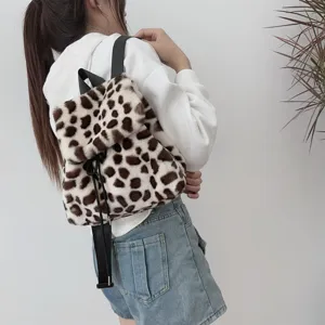 Leoparden-Plüschrucksack aus Kunstpelz für Mädchen an Model mit weißem Hoodie