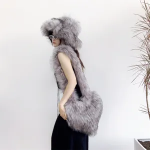 Ensemble élégant chapeau et sac en fausse fourrure grise porté par un mannequin