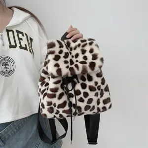 Detailansicht eines flauschigen Rucksacks mit Leopardenmuster und Kordelzug an einem Modell