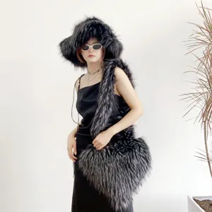 Ensemble chapeau en fausse fourrure noire et sac bandoulière assorti en forme de cœur
