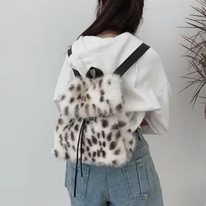 Rückansicht eines weichen Plüsch-Rucksacks mit Leopardenmuster und weißem Kapuzenpulli