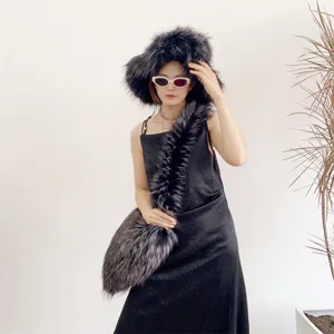 Ensemble élégant chapeau cloche en fausse fourrure noire et sac cœur bandoulière tendance
